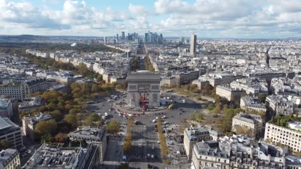 Drone widok na centrum Paryża z Łuku Triumfalnego w centrum ramki — Wideo stockowe
