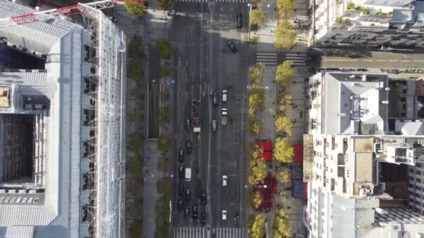 Detailed drone view of a street in the center of Paris. — стоковое видео