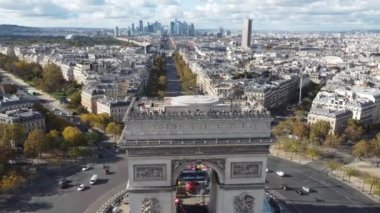Ark de Triomphe 'nin tepesine ve arka planda şehrin manzarasına bak.