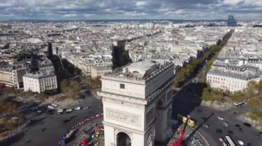 Paris 'in merkezine bakan Zafer Takı' nın etrafındaki drone görüntüleri..