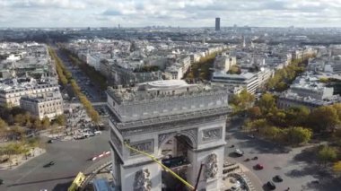 Paris 'teki Zafer Takı' nın etrafında daireler çizerek ateş edildi..
