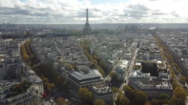 Paris 'in merkezindeki yerleşim yerlerinin insansız hava aracı görüntüsü.