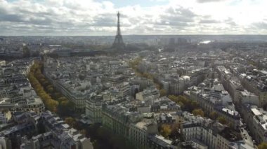 Paris 'in Elfel Kulesi' nin yakınındaki sokakların insansız hava aracı görüntüsü..