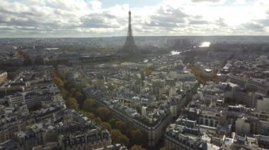 Paris 'in merkez kamarasının insansız hava aracı görüntüsü.