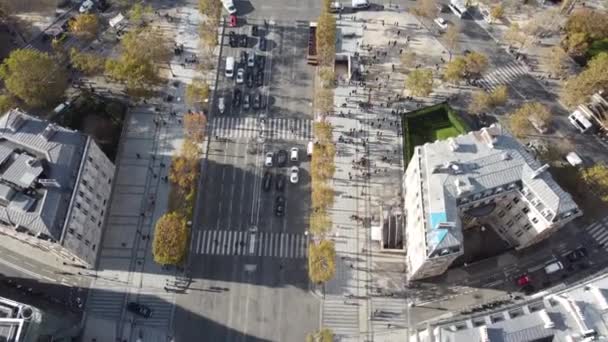 Drone uitzicht op de straat bij Place Charles de Gaulle in Parijs. — Stockvideo