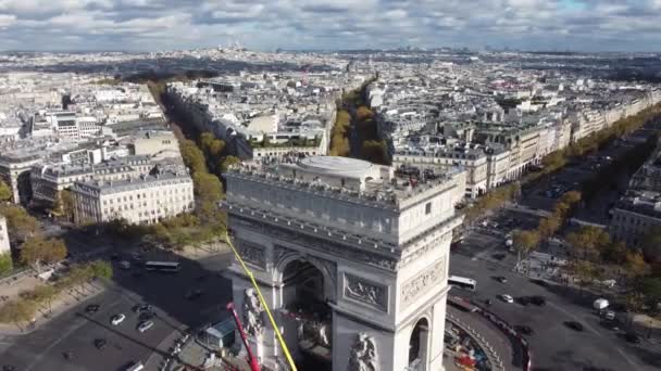 Paris 'teki Zafer Takı' nın etrafındaki yerleşim alanlarının hava görüntüsü.. — Stok video