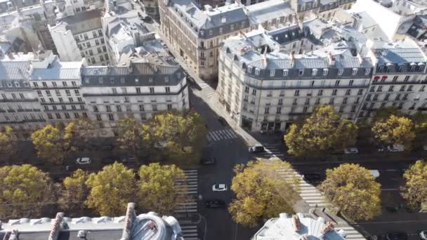 Dron przelatuje nad dachami domów w Paryżu. — Wideo stockowe