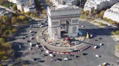 Charles de Gaulle Meydanı 'nın Zafer Takı' yla drone görüntüsü.