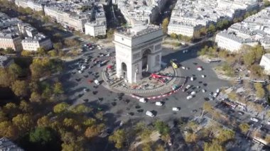 Güneşli bir günde görkemli Zafer Takı 'nın insansız hava aracı görüntüsü.