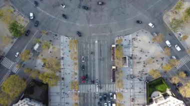 Paris Zafer Takı 'nın çevresindeki kamusal alanların insansız hava aracı görüntüsü..