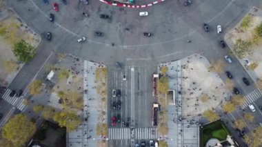Charles de Gaulle Meydanı 'ndaki araba trafiğinin İHA görüntüleri..