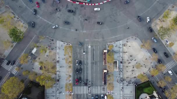 Drone beelden van autoverkeer op Place Charles de Gaulle. — Stockvideo