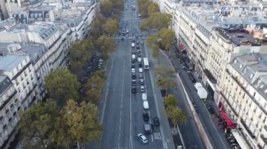 Paris 'in merkezinde geniş bir caddenin insansız hava aracı görüntüsü..
