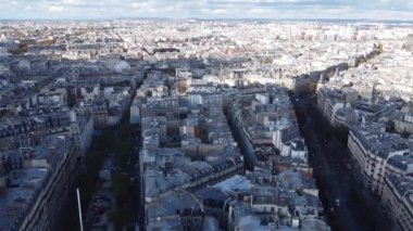 Arka planda güneşli şehir olan Paris sokaklarının insansız hava aracı görüntüsü.
