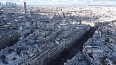 Sonbaharda Paris 'in orta caddelerinin insansız hava aracı görüntüsü.