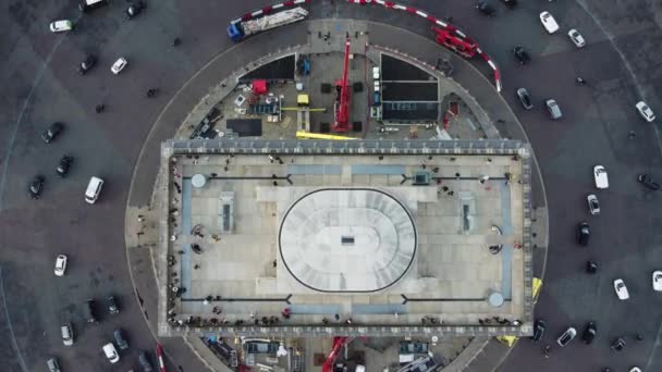 Drone die rechtstreeks over de Arc de Triomphe vliegt tijdens renovaties. — Stockvideo