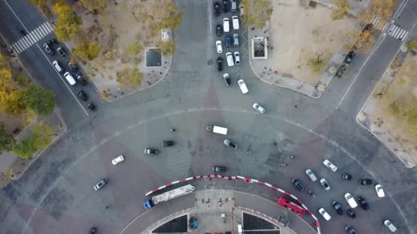 Drone weergave van het autoverkeer op een rondweg. — Stockvideo