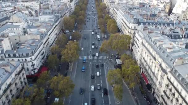 Dron widok na dzielnice mieszkalne w Paryżu oddzielone szeroką aleją. — Wideo stockowe