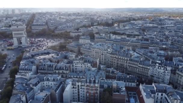 Drone widok na ulice Paryża z Wieży Elfel i Łuku Triumfalnego — Wideo stockowe