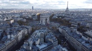 Paris 'in merkezinin turist bölümünün insansız hava aracı görüntüsü