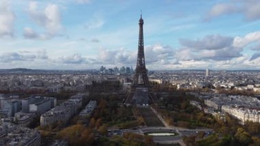Güneşli bir Kasım gününde Eyfel Kulesi 'nin insansız hava aracı görüntüleri..