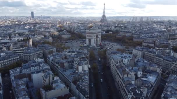 Widok na Paryż w pochmurny dzień. — Wideo stockowe