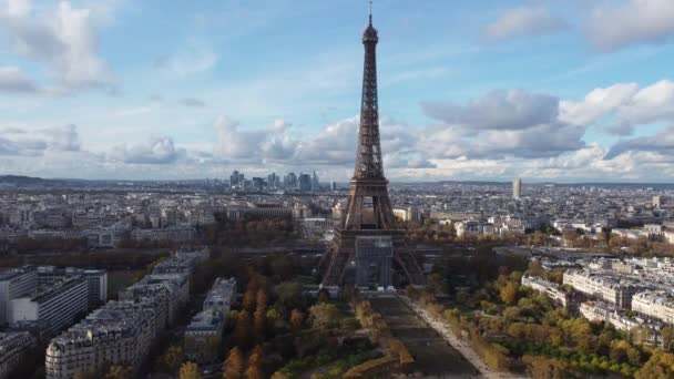 Drónkilátás az Elfel-toronyra a Champ de Mars-ról ősszel. — Stock videók