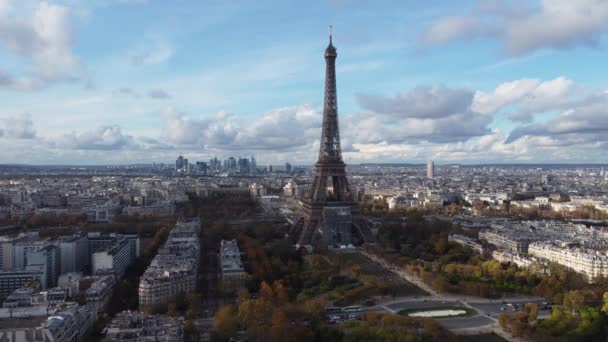 Utsikt över Elfeltornet och Champ de Mars i Paris. — Stockvideo