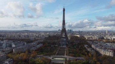 Tur 'dan Eiffe' nin insansız hava aracını bulutlu mavi gökyüzüne doğru çekiyoruz..