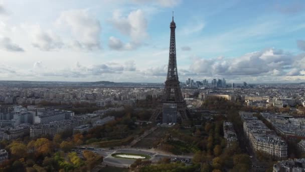 Vue aérienne du Tour Eiffe et du Champ de Mars contre un ciel magnifique. — Video