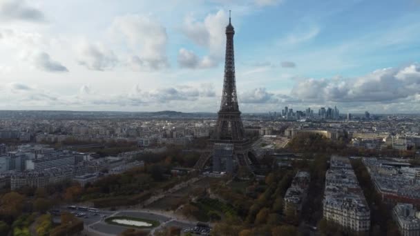 Vue par drone du Tour Eiffel avec zoom lisse. — Video