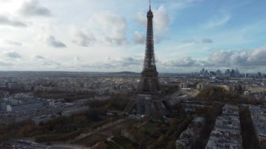 Güneşli bir Kasım gününde Eiffel ve Champ de Mars 'ın insansız hava aracı görüntüsü