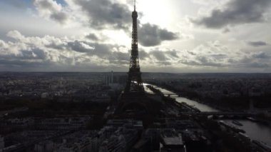 Tur Eyfel ve Seine Nehri 'nin karanlık tonlarında İHA görüntüsü.