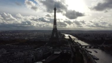 Tur Eyfel ve Seine Nehri 'nin beyazlatılmış renkleri..