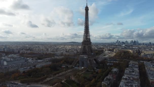 Drone side view of Tour Eiffel and Champ de Mars on a sunny November day — Stock Video