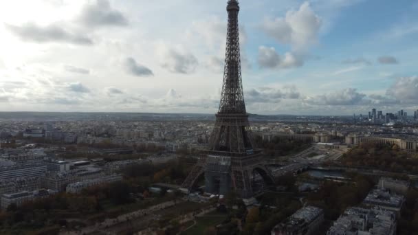 Drone kilátás a Tour Eiffel végtelen házak a háttérben. — Stock videók
