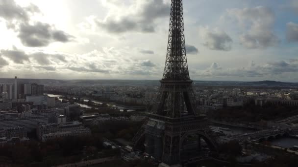 Drone kilátás a Tour Eiffel sötét színekben a nap a felhők mögött. — Stock videók