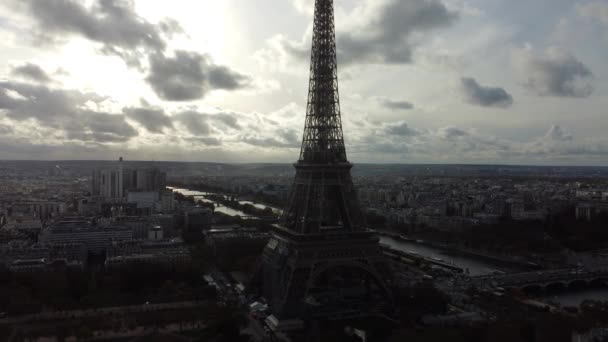 Drone kilátás a Tour Eiffel sötét színekben szemben a fényes ég. — Stock videók