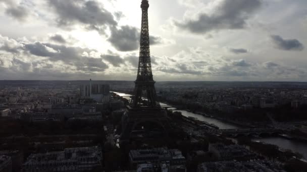 Drone view of a darkened Tour Eiffel against a bright sky. — стоковое видео