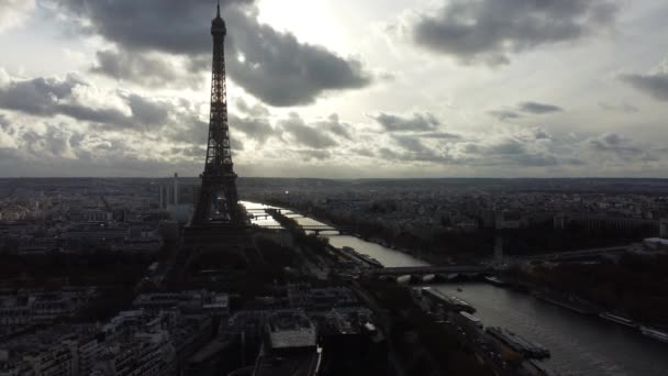 Vue par drone du Tour Eiffel dans une exposition insolite aux rayons du soleil. — Video