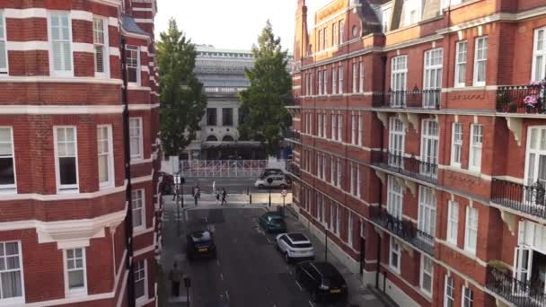 Vue par drone de beaux immeubles de faible hauteur à Wimbledon, Londres. — Video