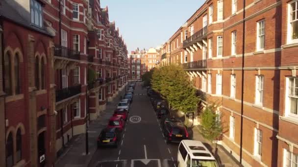 伦敦享有盛誉的温布尔登区街道上的无人机景观. — 图库视频影像