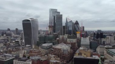 İHA görüntüsü. Londra şehrinin durağan çerçevesi. Bulutlu bir günde 4k video.