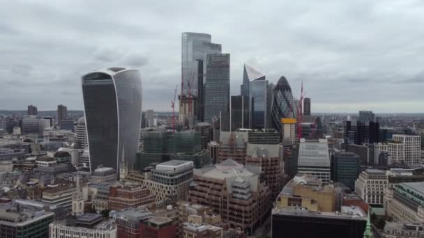 Drone zicht. Statisch frame van de Londense stad. 4k video op een bewolkte dag. — Stockvideo
