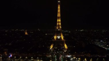 Gece Eyfel Kulesi 'nin uzaktan kumandalı insansız hava aracı görüntüleri..
