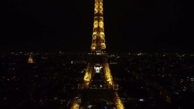Eyfel Kulesi 'nin altın siluetinin insansız hava aracı görüntüsü.