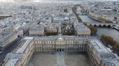 Louvre Sarayı 'nın avlusunun drone görüntüsü.