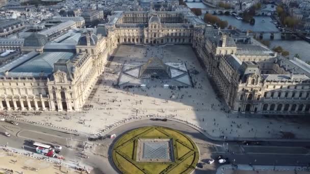 Όμορφη πρόσθια όψη drone του Λούβρου και Place Carruzel μπροστά του. — Αρχείο Βίντεο