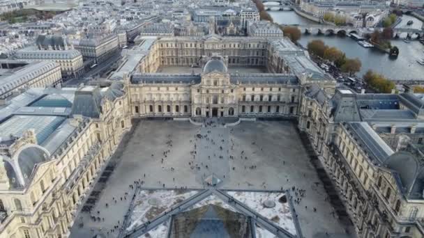Drone view of the Louvre Pyramid and the area around it. — стокове відео