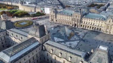 Güneşli bir günde arka planda Louvre ve Tuileries Garden 'ın insansız hava aracı görüntüsü.